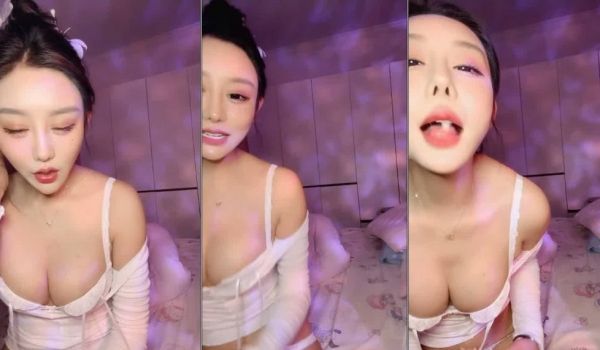 御姐女神的极品诱惑，露脸高颜值好身材，撩骚互动狼