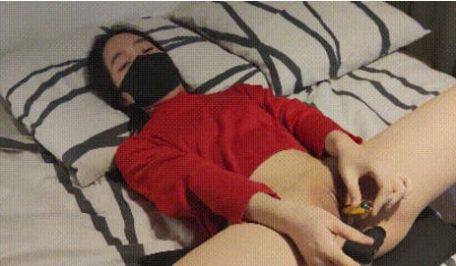漂亮人妻 骚逼痒想要了 菊花塞着肛塞紫薇小穴 被