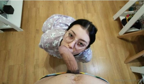 OnlyFans 欧亚混血美女睡衣可爱诱惑 李露