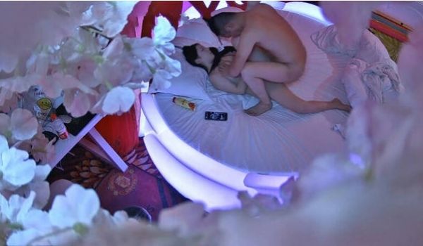 主题酒店上帝视角真实偸拍，颜值可以的姐妹花合资包