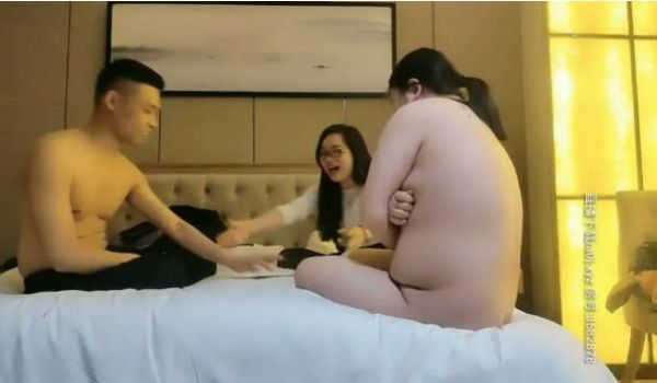 酒店约会两个良家少妇打牌输了两个一块被草