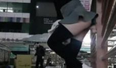 漂亮美女夜晚短裙户外露出，整根大鸡巴粘在护栏就抽