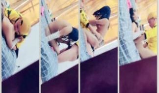 真实勾搭〖骚货老婆迷恋上外卖小哥〗绿帽男门后偷拍