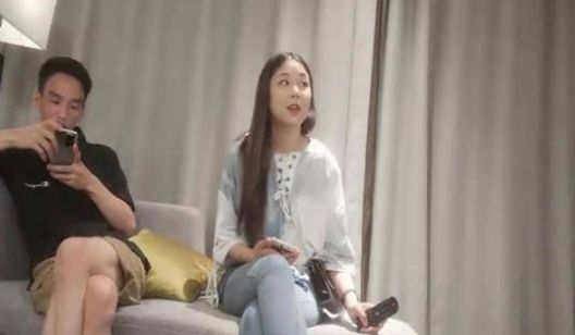 约了个牛仔裤妹子TP啪啪，沙发上脱光舔奶扣逼调情