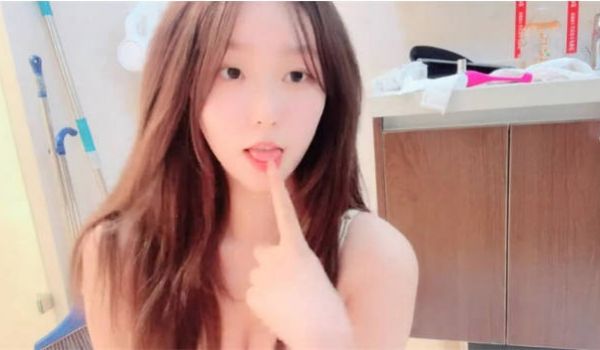 【美女落九川】高颜值活力美少女，掏出大奶子揉捏，