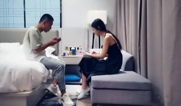 长相甜美黑裙妹子，坐在身上调情镜头前口交舔逼69