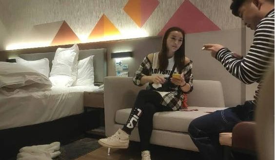 干到底深夜极品身材外围女 腰细大屁股跪地口交 吊