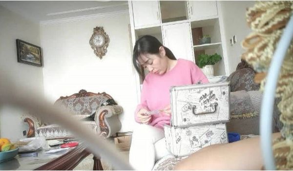 30岁良家小少妇 取完快递 打扫卫生 厨房做饭被
