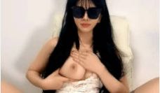 带着墨镜的风骚小少妇奶子大逼逼粉，跟狼友互动撩骚