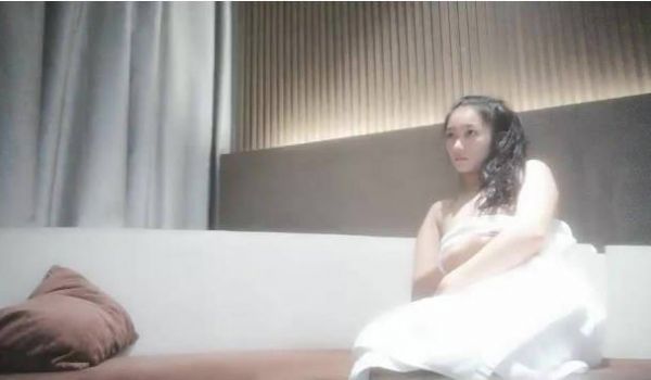 笑起来甜美马尾辫外围美女小姐姐 骑在身上揉捏大白