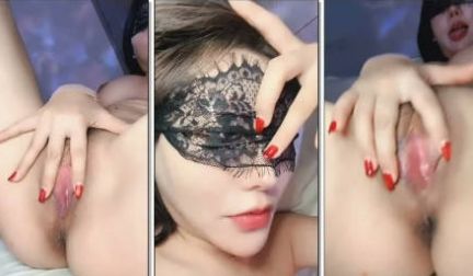 御姐小骚妇穿着丝袜高跟诱惑狼友，有露脸揉奶玩逼看