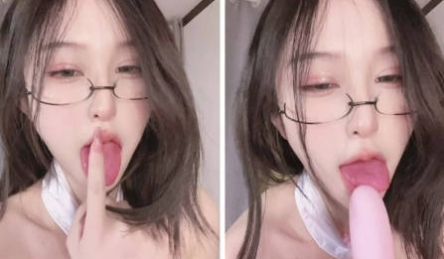 节日两个姐姐玩偶弟弟见了披上外装一动不动假装玩偶