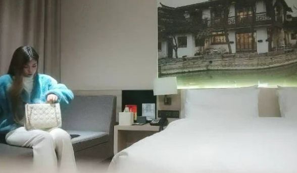 肉肉外围小少妇 吸吮奶子揉捏 镜头前深喉口交 上