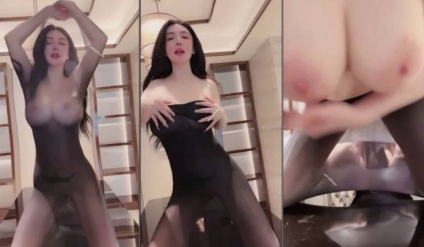 极品颜值美乳女神『潘娇娇』情人节漏点卖爆福利，花
