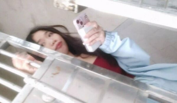 搭讪城中村20来岁的极品年轻站街女 上楼直接脱裤