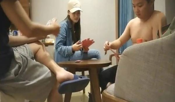 鸭舌帽美少妇打扑克打到床上 舌吻吸吮奶子调情 舔
