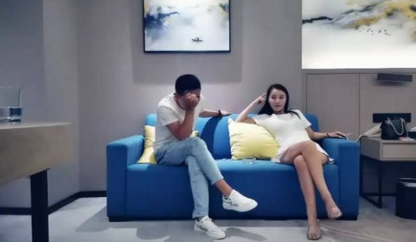 高端外围美女，顶级颜值极品美腿，跪地舔弄奶头，性