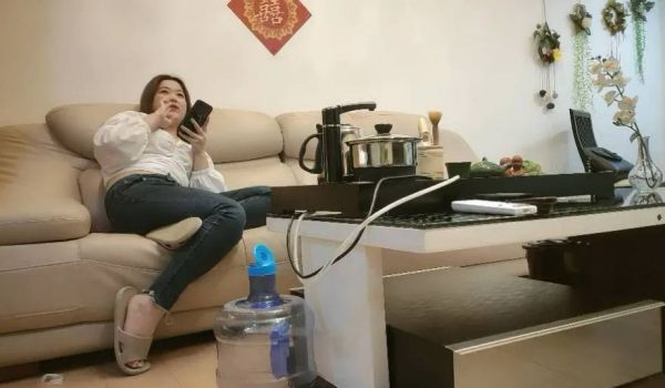 肉嘟嘟胖妞 舔屌插嘴硬了开操 扶着大屁股后入撞击