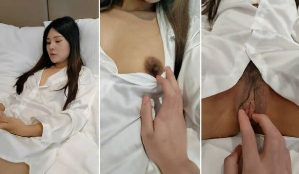 哼着小曲褕情气质少妇,奶头黝黑,女人味十足,嘲讽