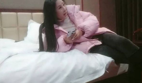 28岁极品小少妇 风骚温柔 光头佬雄风大展 花式