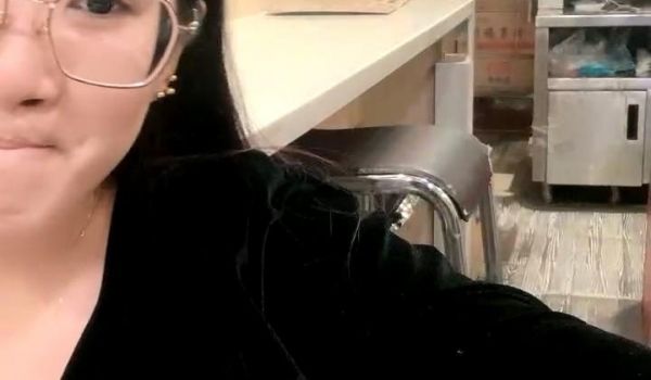 炸鸡店老板娘在店里偷偷播，听狼友指挥跑到厨房漏出