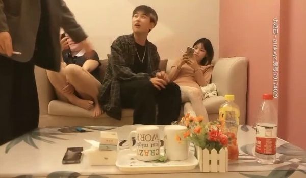 【姐妹探花】04.11 屌丝邀个朋友和姐妹花搞4