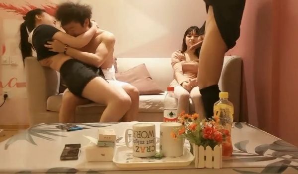 【姐妹探花】屌丝邀个朋友和姐妹花搞4P