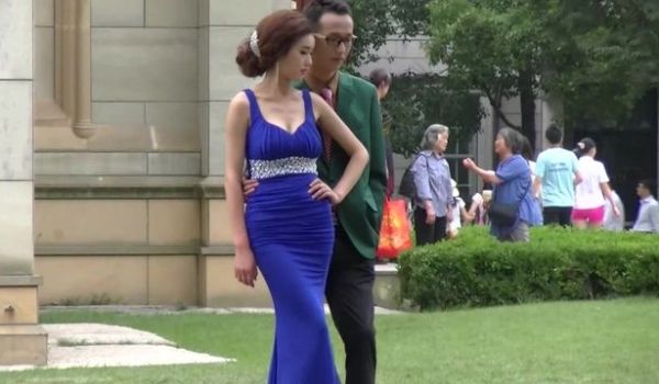 广场一路跟踪偷拍个正在拍摄的极品美女模特非常幸运