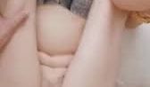 样子满可以的美女主播晚上没穿内裤在天桥玩露出摸逼