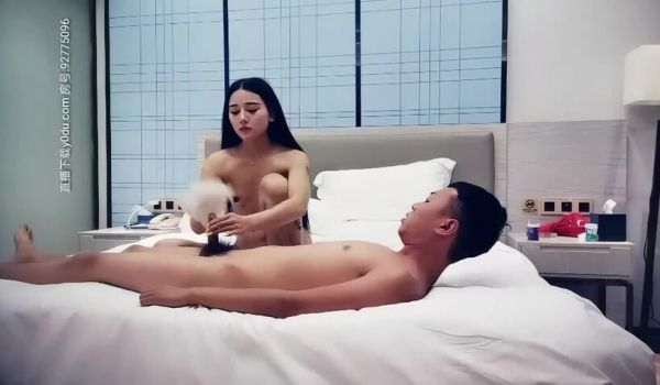 老哥网约腿上纹身网红外网小姐姐，性感红唇美腿，骑