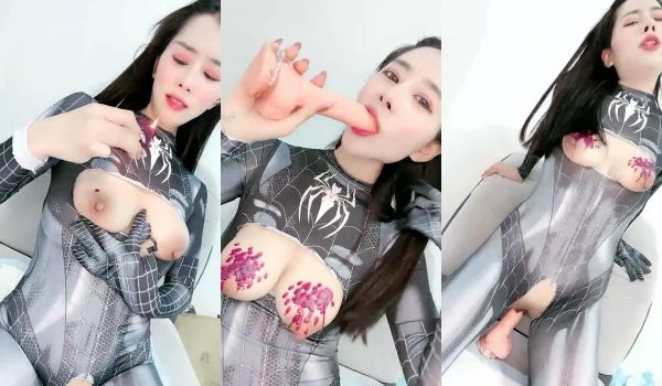 马尾辫爆乳女神，蜘蛛侠情开档趣装，胸前割开露奶子