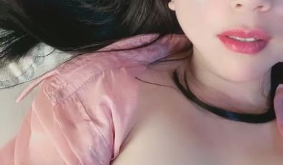 长发灰木耳少妇，床上俯视角度手指自慰，淫水很多拍