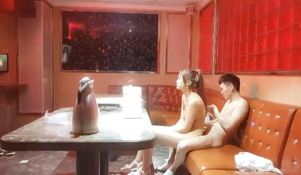 全网商K偷拍独家 2000包间干漂亮小姐姐 前凸