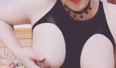 大乳晕哺乳期喷奶少妇全程露脸性感的情趣装诱惑，挤