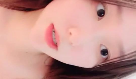 高颜值活力美少女，掏出大奶子揉捏，圆润大肥臀脱下