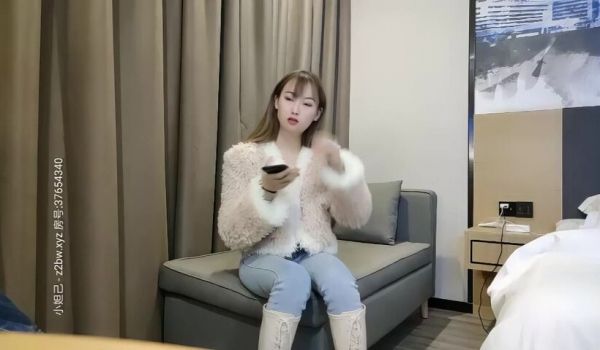 顶级颜值甜美高价大圈兼职美女，拨开情趣内裤揉小穴