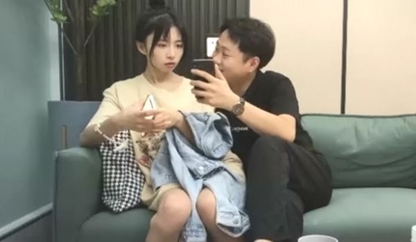 青春美少女，80多斤纤细美腿，高清拍摄超近视角，