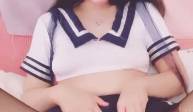 多毛粉穴婴儿肥极品美女，手指扣入淫水直流，边自慰