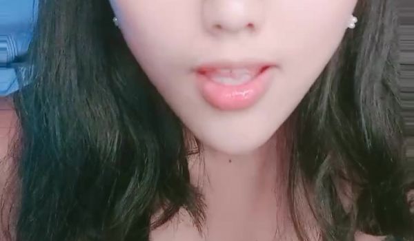 甜美酒窝小姐姐，两个大奶子甩在外面，顶级肥臀粉穴