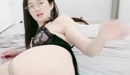 极品眼镜女神来袭！初下海丝袜美腿！张开双腿隔着肉