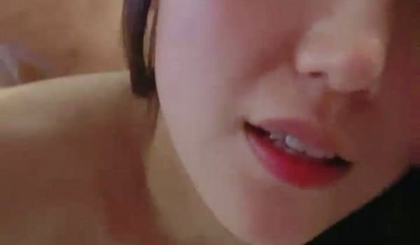 被男友操的心花怒放的笑着很开心，酒店后入长发锥子