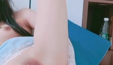 白丝袜项圈，无毛骚穴，小美女喜欢爆菊花，玻璃棒特