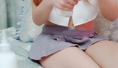 01年白虎骚妹妹又来了，齐逼短裙白衬衣好诱人，逼