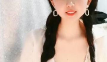 年轻小奶妈哺乳期，颜值不错露脸激情大秀，挤奶水喷