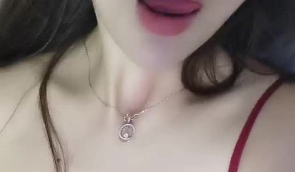 长发眼镜御姐黑丝网袜红色吊带睡衣，喜欢玩道具，茄