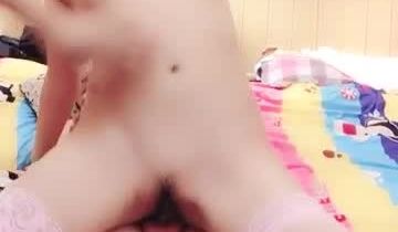 90后妹子镜头前现场直播激情4P大战.轮流被操的
