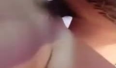 男子双人啪啪近距离特写舔逼逼疯狂抽插最后内射呻吟