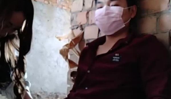漂亮骚情美女主播勾引了一个小哥去户外找个地方啪啪