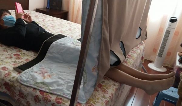 射精在女客人肉丝美脚上