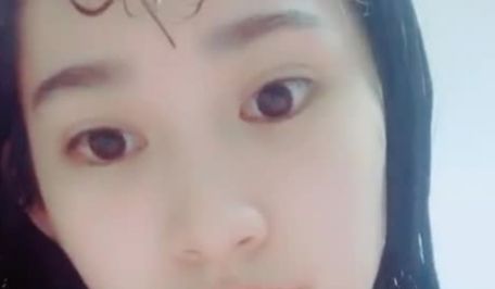 大眼妹子洗完澡诱惑下床上掰开逼逼自摸下毛毛比较浓